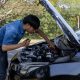 A man replacing car battery